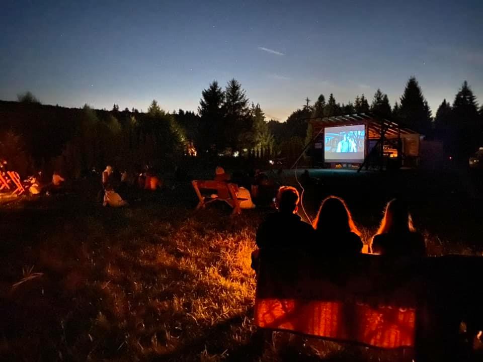 Cinema în pădure creat de proprietarii a două pensiuni din Porumbacu de Sus