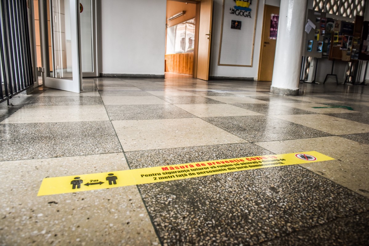 Sfaturile autorităților pentru elevi: două dezinfectări ale mâinilor la întoarcerea acasă, distanță de cel puțin 1,5 metri, în recreație