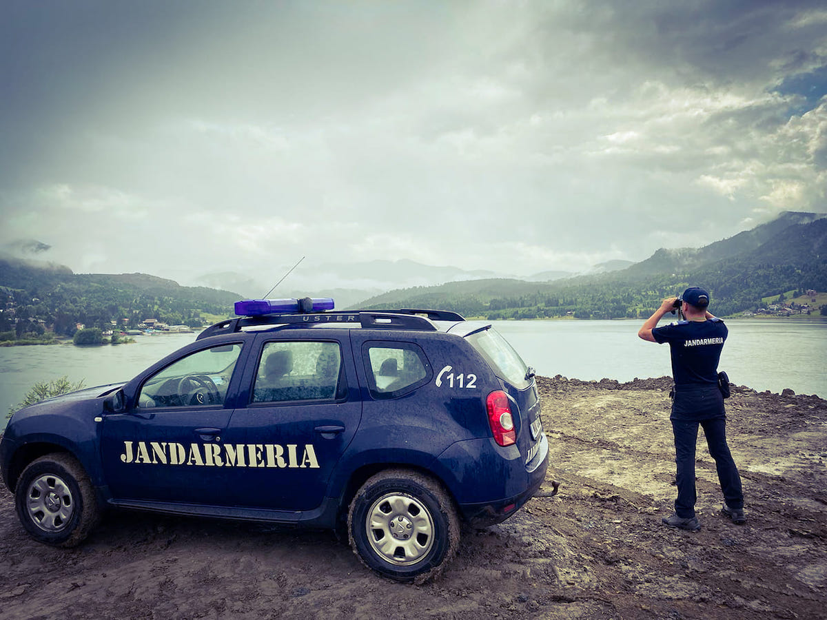 Sibiancă salvată de jandarmii din Harghita, după ce s-a pierdut pe munte cu doi copii