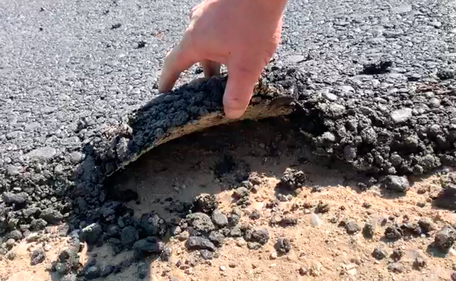 VIDEO Asfalt recent așternut, rupt cu mâna. Primarul: ”asta e distrugere de bunuri”