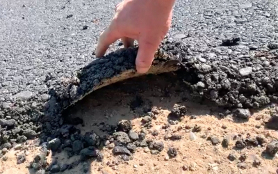 VIDEO Asfalt recent așternut, rupt cu mâna. Primarul: ”asta e distrugere de bunuri”