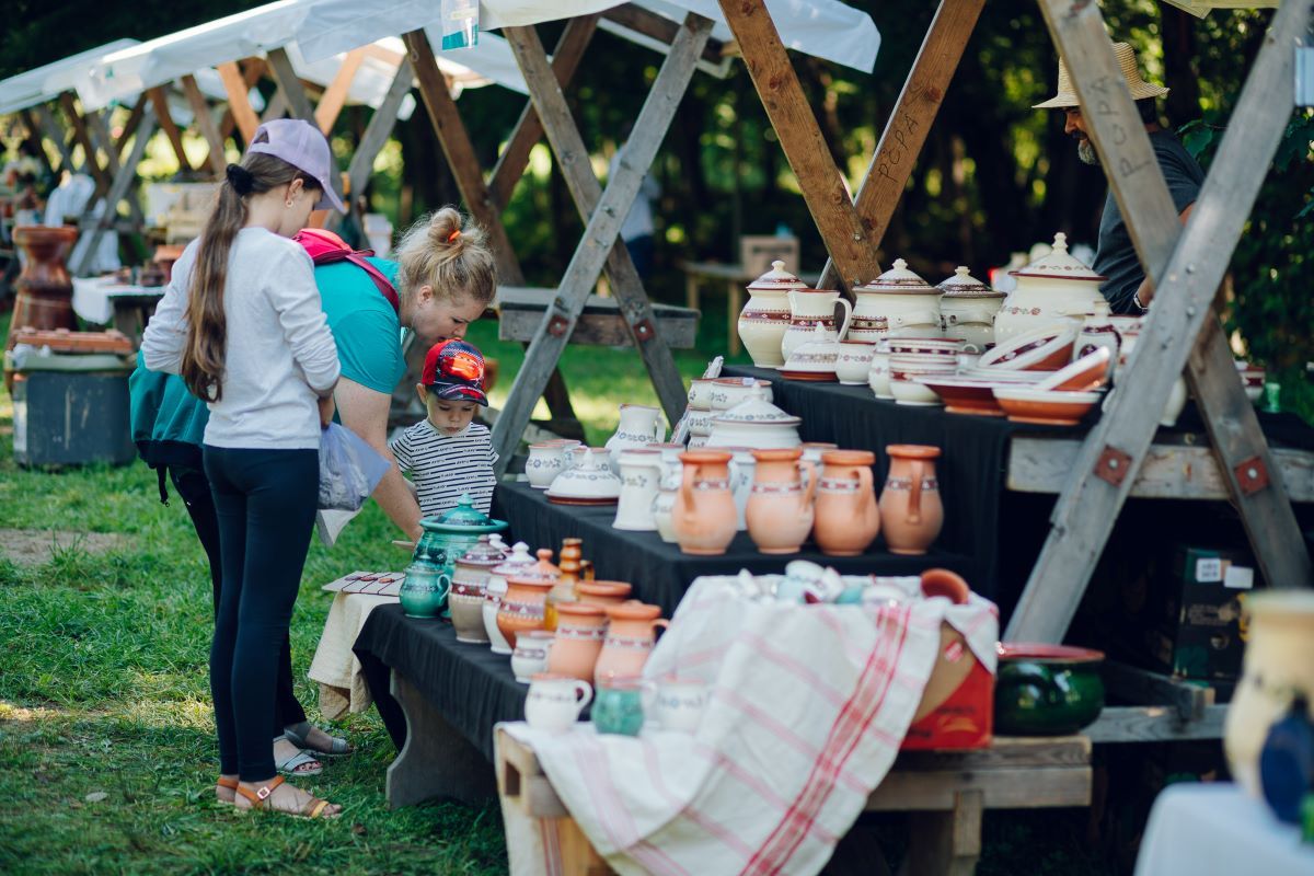 Târgul Frumos. Ceramic. Folositor, ediția de toamnă. Un altfel de târg al olarilor în Muzeul în aer liber din Dumbrava Sibiului