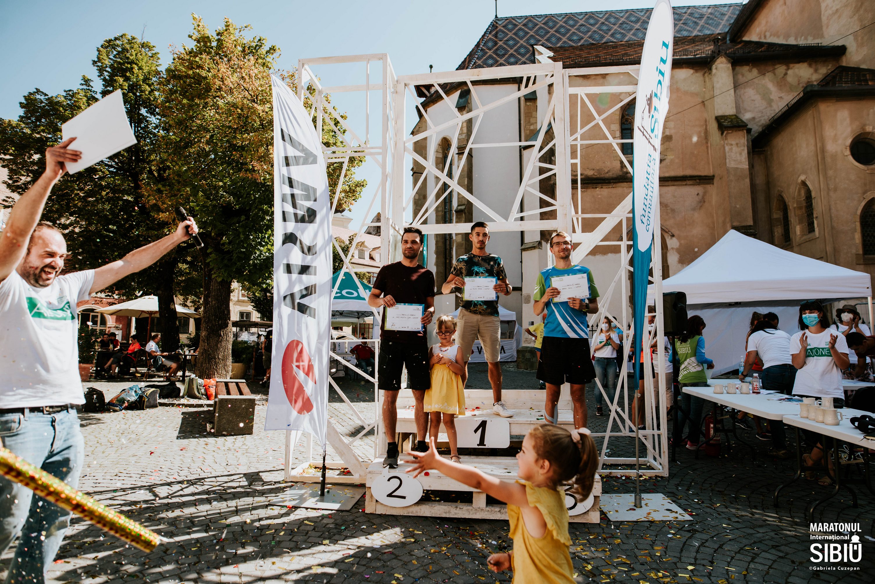 Câștigătorii Maratonului de la Sibiu: „Chiar dacă pandemia ne-a dat afară pe ușă, am reintrat, rând pe rând, pe fereastră”