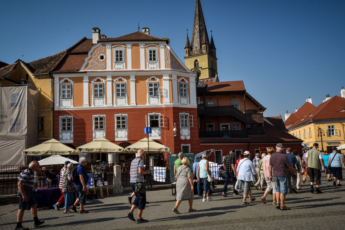 INS: Sibiul a avut în primele șase luni turiști cât avea altă dată într-o lună bună