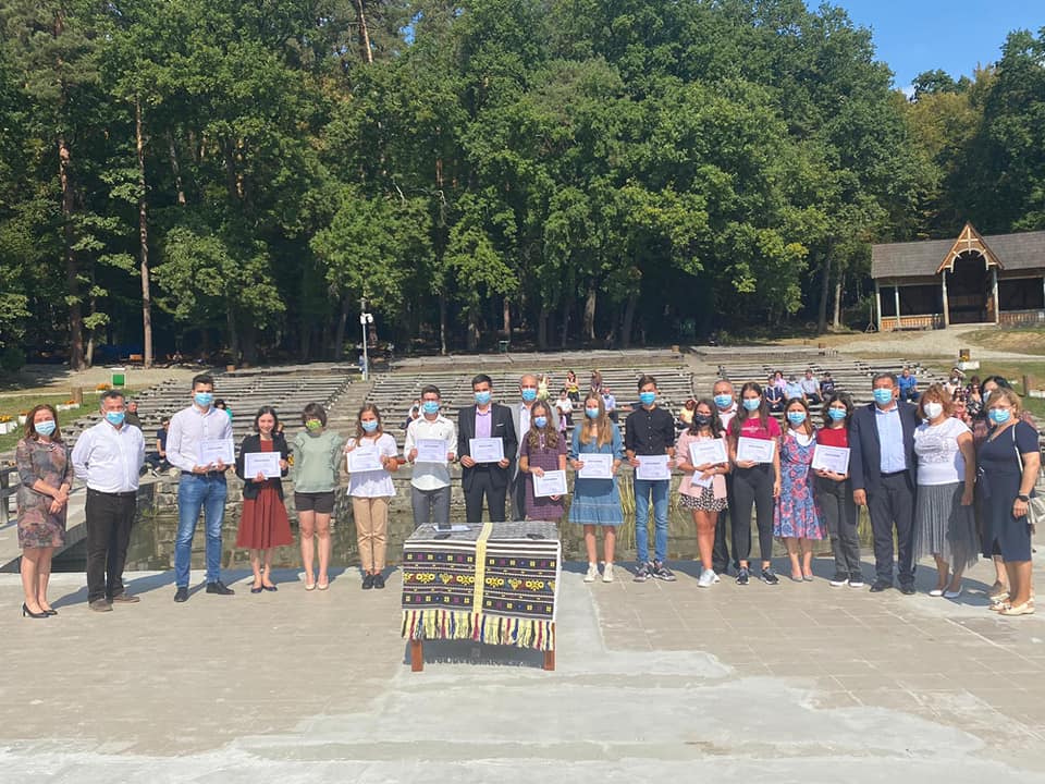 Premii între o mie și 3.000 de lei pentru fiecare elev din Sibiu cu 10 la Bac și Evaluare Națională