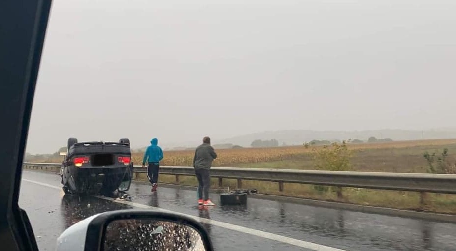 Accident pe autostradă. O mașină s-a răsturnat