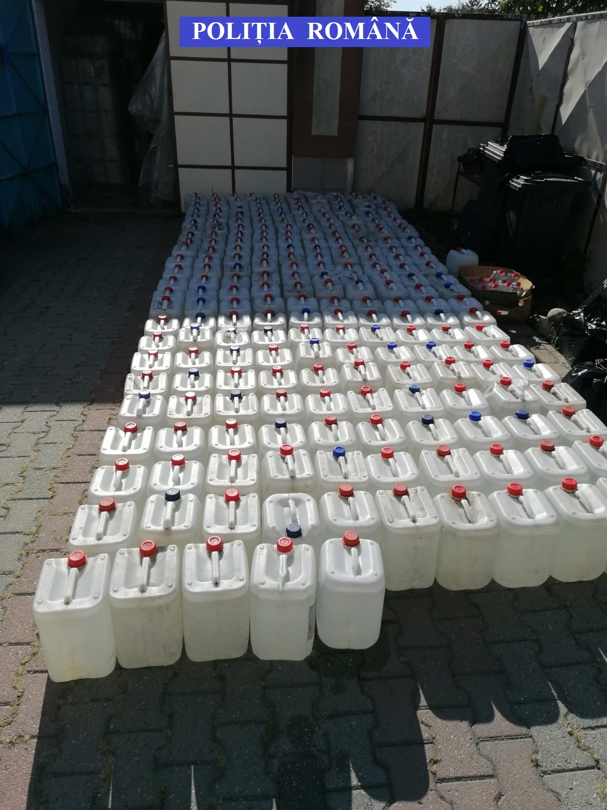 FOTO Dosar de contrabandă la Sibiu: 5.705 litri alcool și 3.360 de țigări