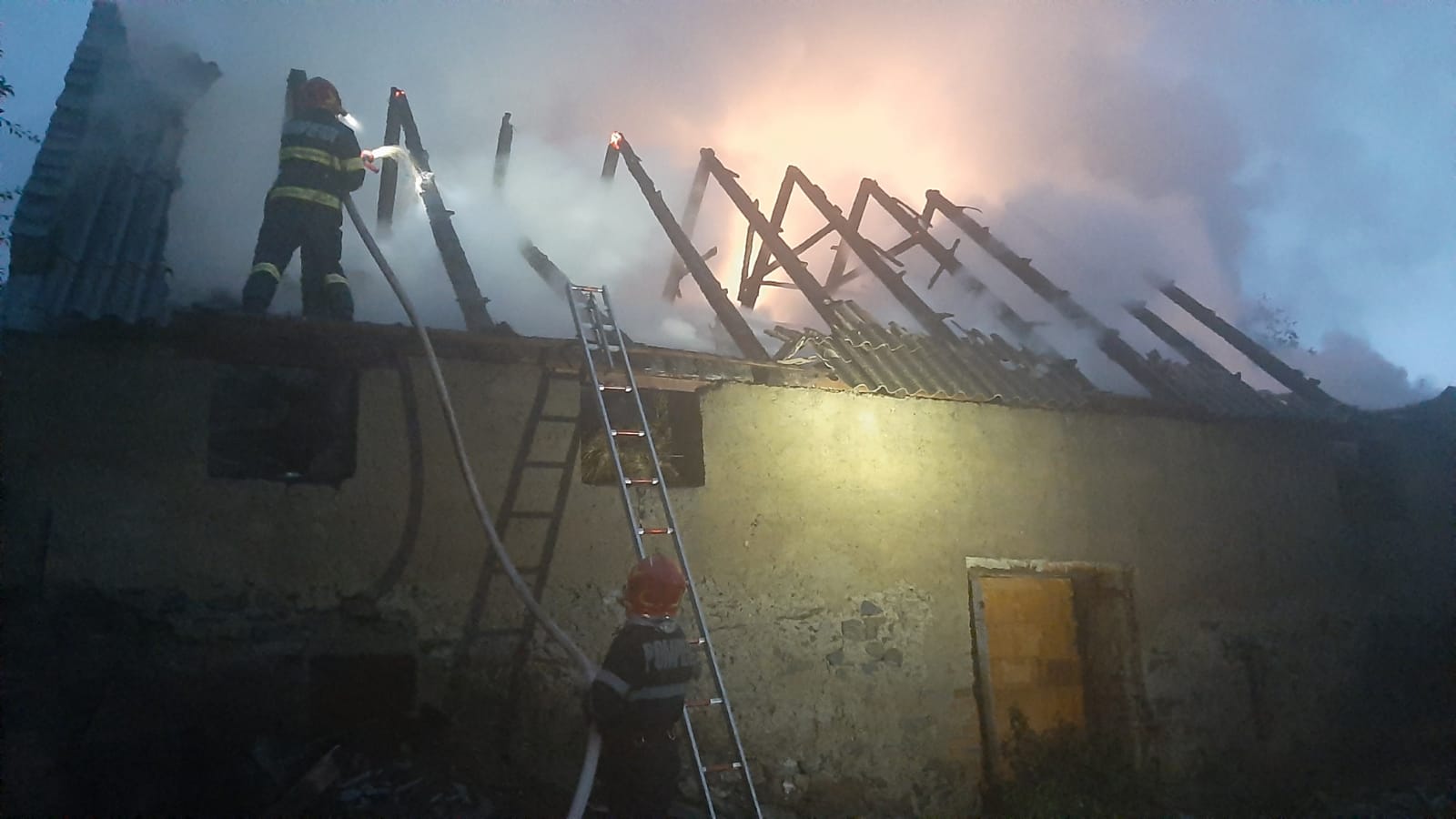 FOTO Arde o șură în Boița. Fără victime