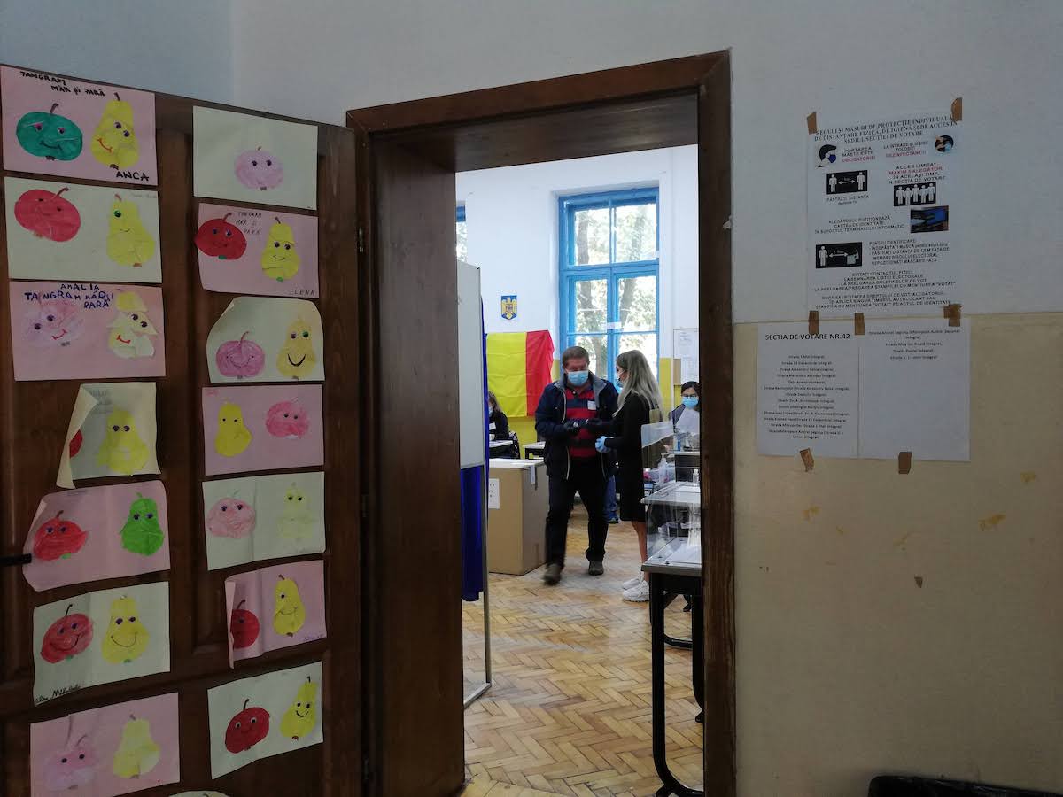 Situația la o secție de votare din centrul Sibiului: „Am putut număra pe degete tinerii care au venit”