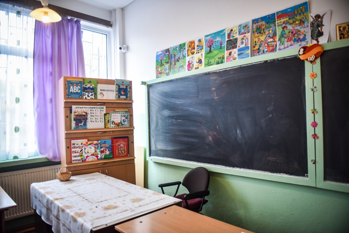 Șapte elevi și trei cadre didactice au ieșit din carantină