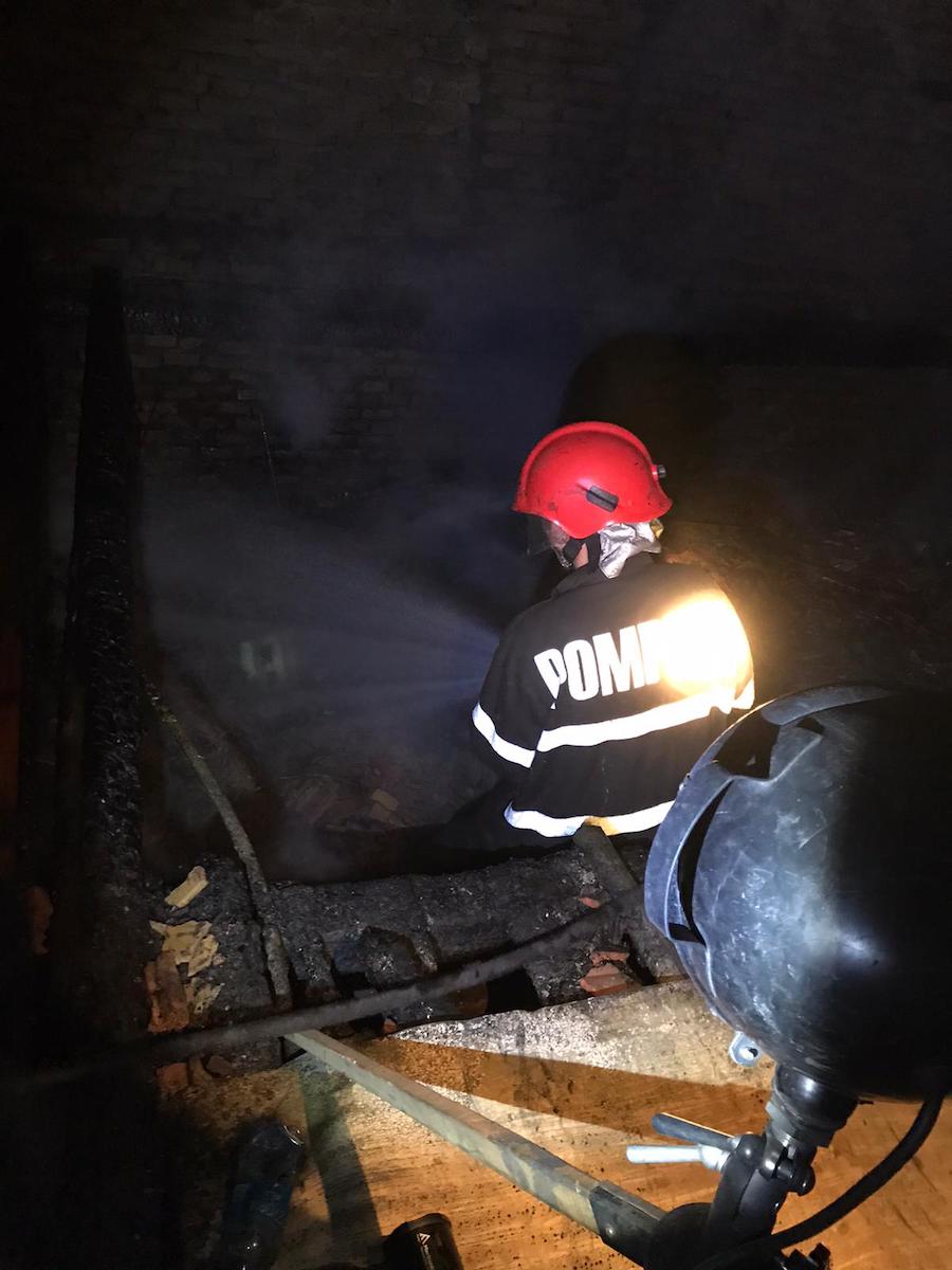 Incendiu la o șură din Săliște. Pompierii au stins focul după cinci ore