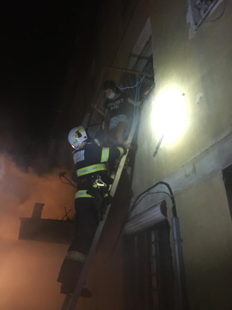 Incendiu în scara unui bloc din Mediaș, din cauza unei țigări. 30 de persoane au fost evacuate