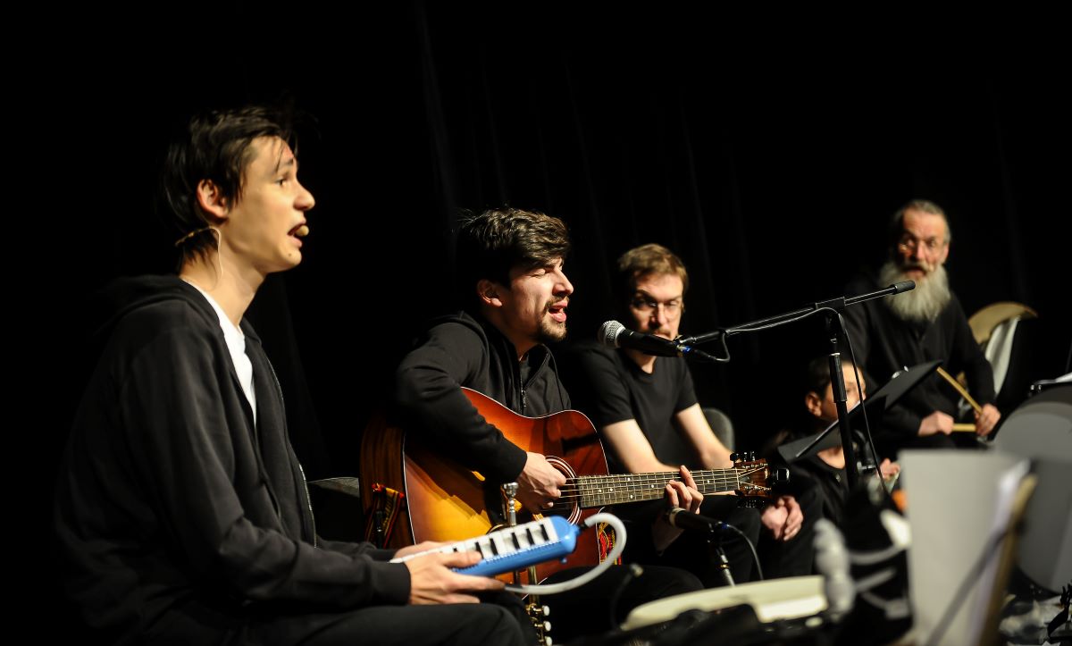 Pinguinul Apolodor împarte măști tratate antiviral, la Teatrul Gong!