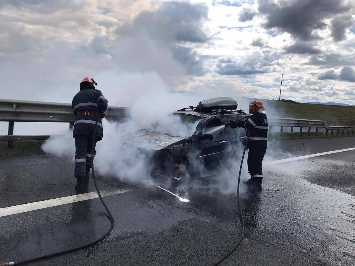 Incendiu pe autostradă, la o mașină. A ars aproape în totalitate