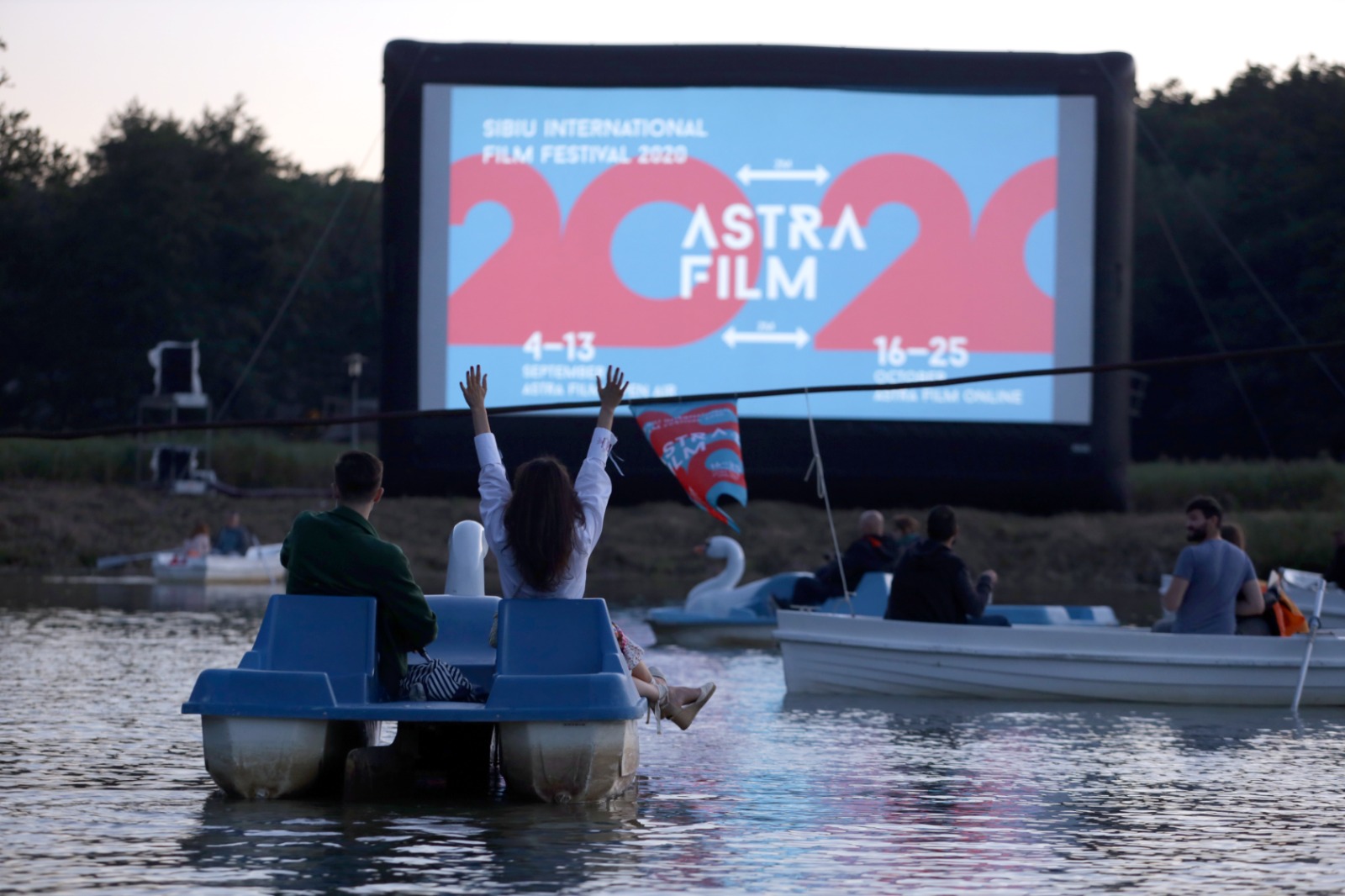 Premieră pentru lumea cinematografică din România. Vizionare de filme din bărci care plutesc pe lac la Astra Film Festival din Sibiu