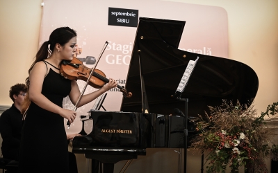 Peste 30.000 de vizionări online ale primelor două recitaluri de gală, susținute la Sibiu de câștigători ai Concursului Internațional George Enescu. Cei trei frați Zamfirescu, virtuoși ai chitarei clasice, încheie Stagiunea Camerală