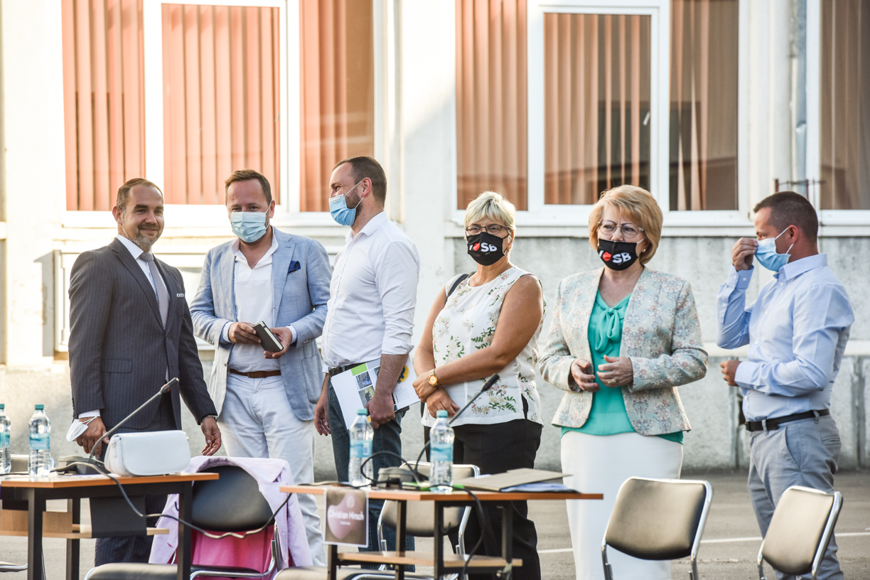 Dezbaterea candidaților la Primărie: de la consens și armonie, la boala vacii nebune și fratele care a vorbit în locul candidatului