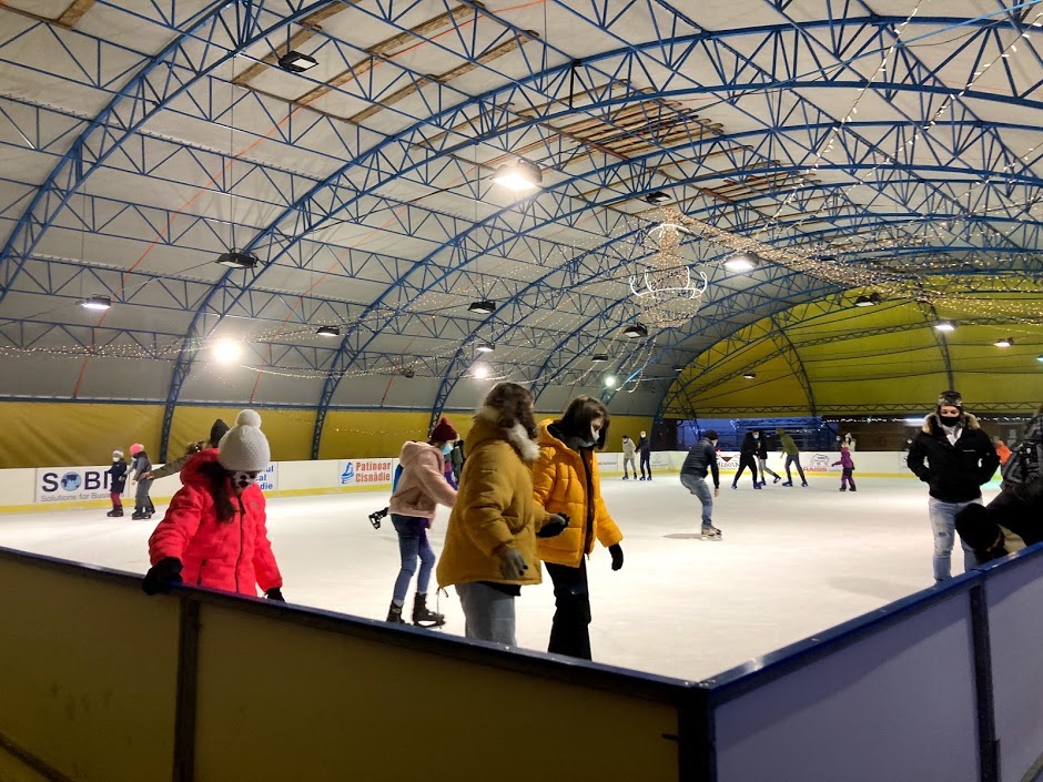 Sibienii se înghesuie doar la unul din patinoarele din județ, iar la celălalt bate vântul