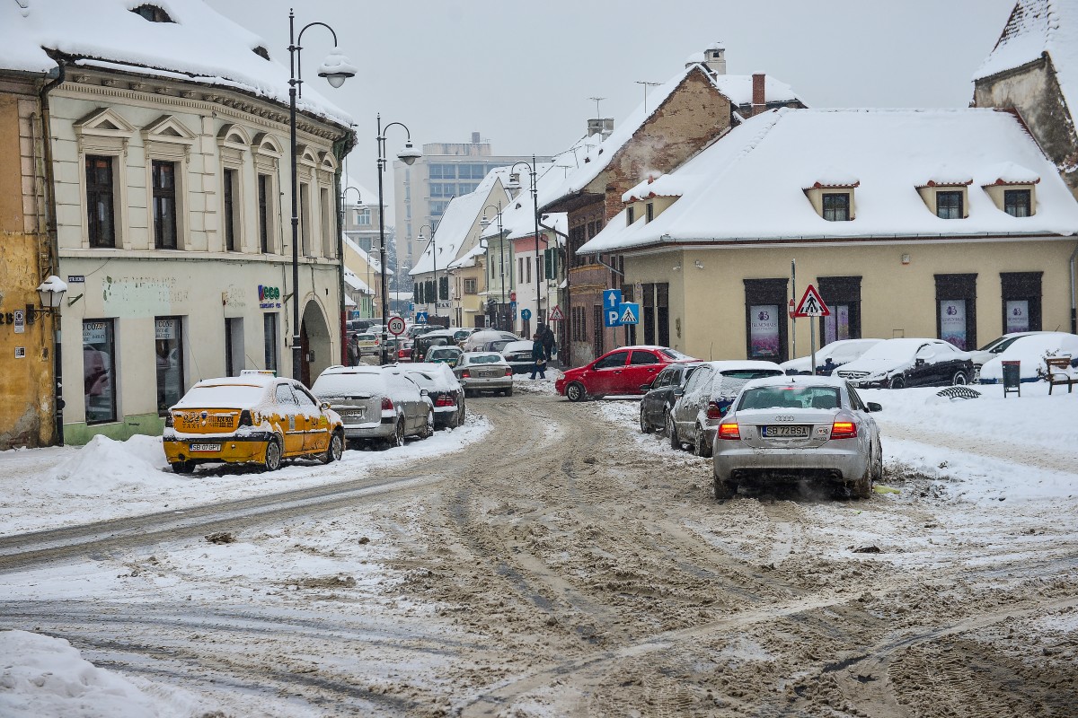 Primăria Sibiu: Utilajele de deszăpezire au intervenit în municipiu de duminică seara și acționează continuu