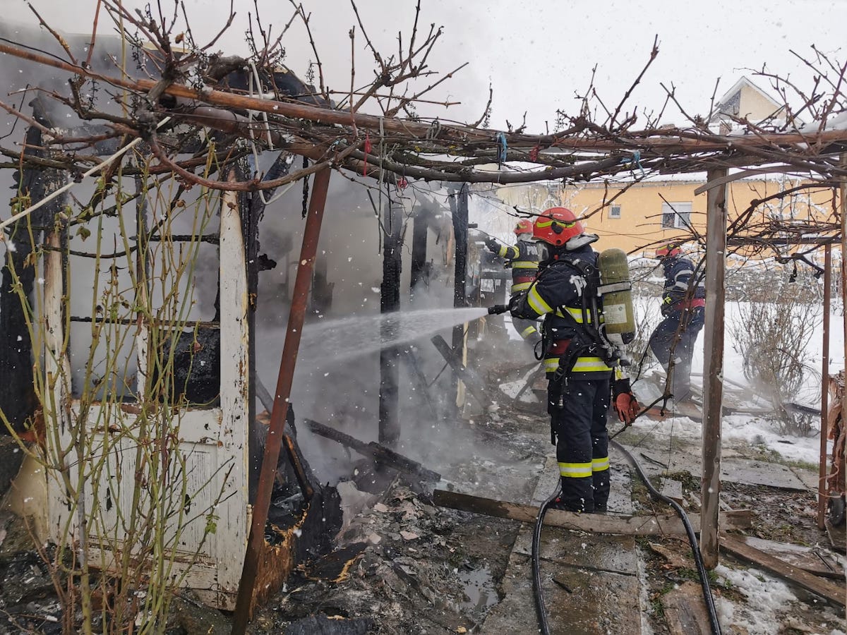 Incendiu la o magazie, în Sibiu. Focul s-a aprins din cauza unui conductor electric deteriorat 