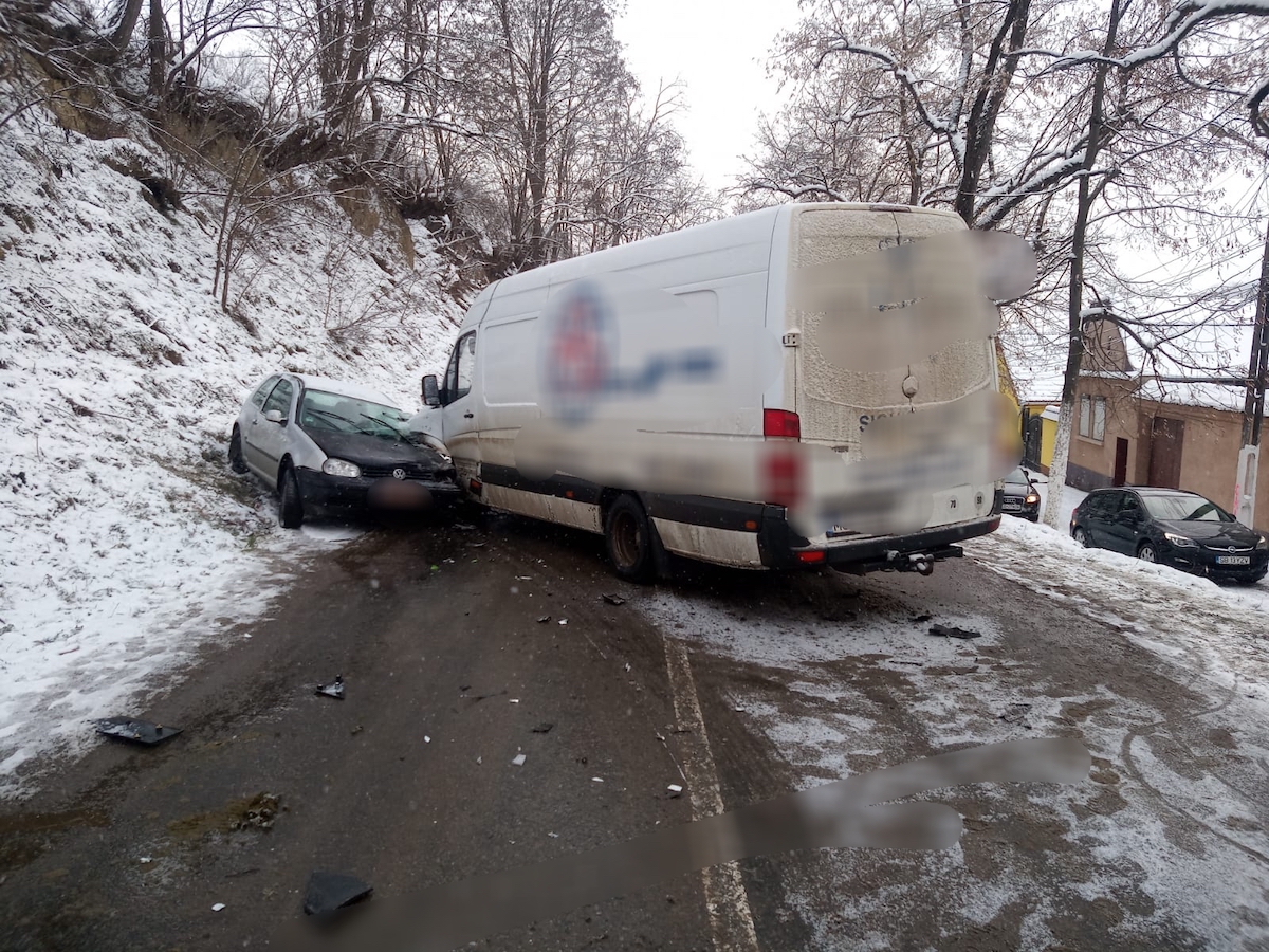Coliziune între un microbuz cu marfă și un autoturism. Două persoane au fost rănite