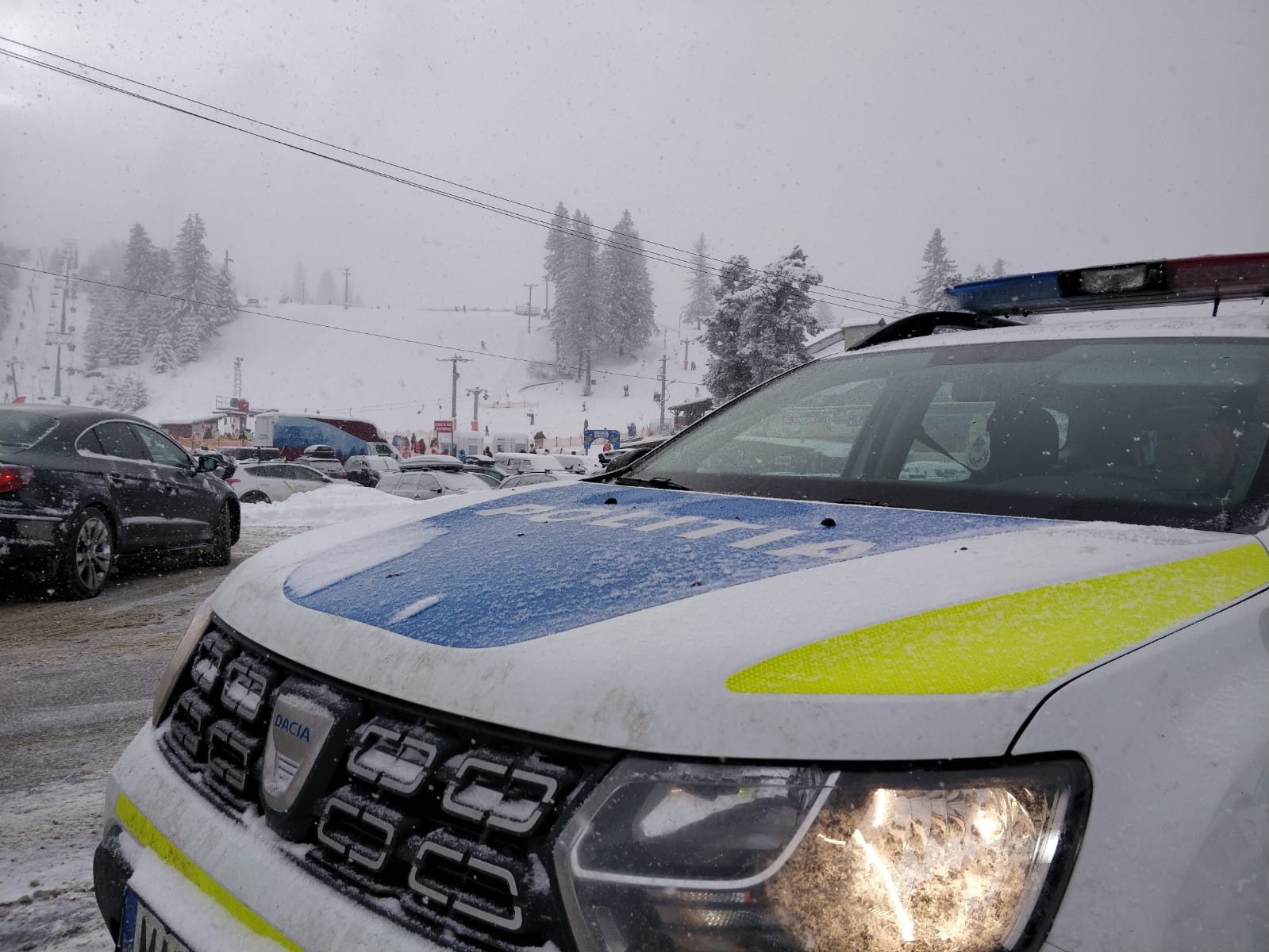 Traficul pe drumul spre Păltiniș se desfășoară fără probleme, în condiții de iarnă