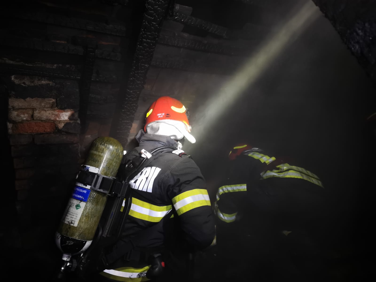 Incendiu într-o locuință din zona Gării. Doi copii au dat foc la casă