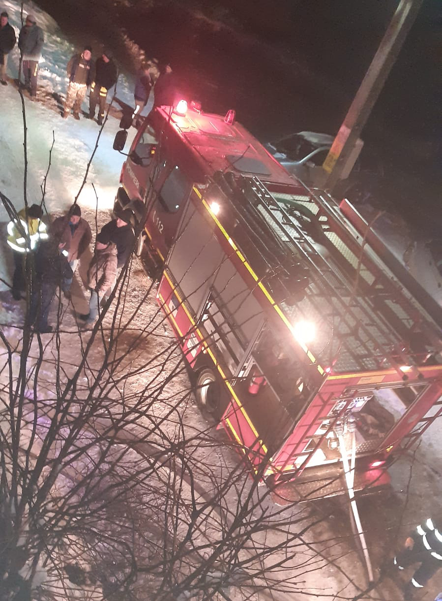 FOTO - Incendiu puternic noaptea trecută în Arpașu: ”Au fost salvate bunurile din interiorul casei”