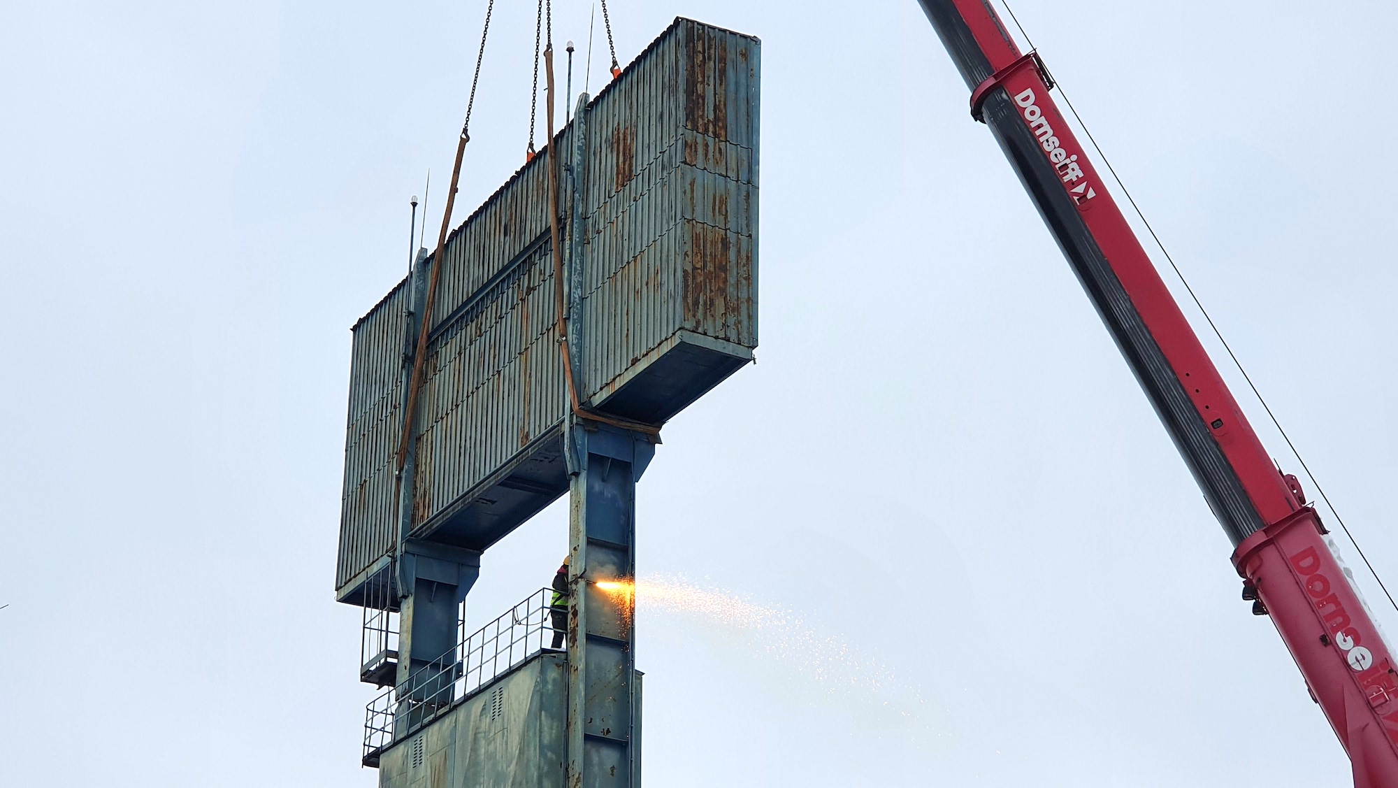 Foto video. Vechea tabelă a stadionului din Sibiu a fost tăiată și ajunge la fier vechi. Era prima din țară