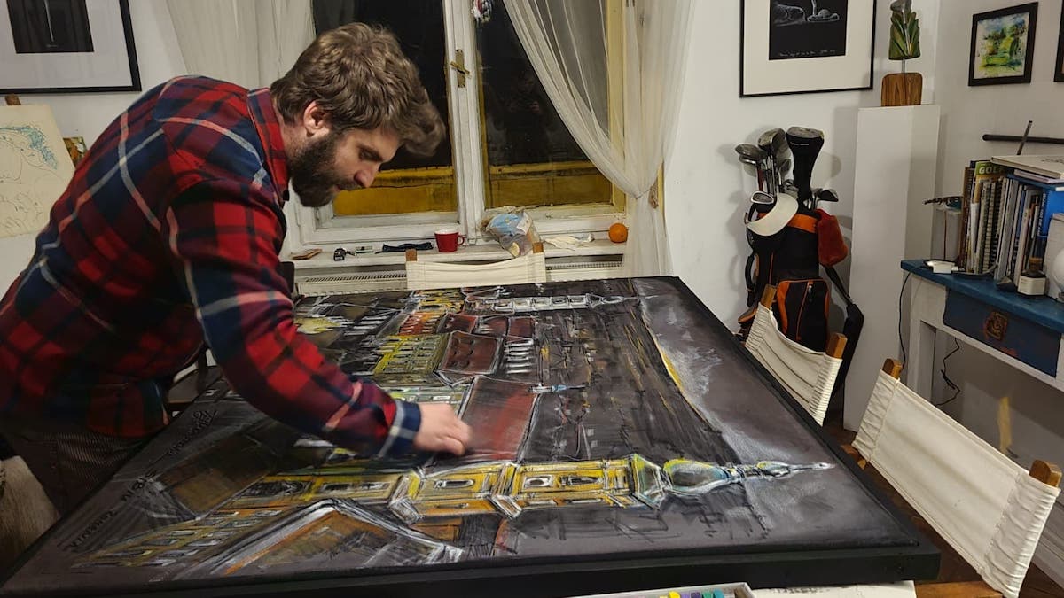 Un artist a lăsat Spania pentru Sibiu. Combină golful cu dragostea pentru pictură, într-un atelier din centrul orașului