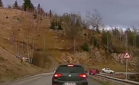 VIDEO A depășit trei mașini și a fost la un pas să cadă în râpă. S-a întâmplat pe drumul spre Păltiniș