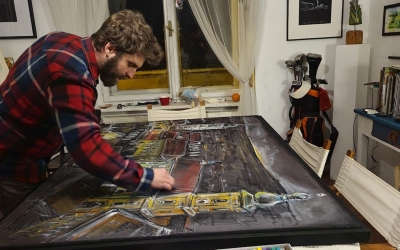 Un artist a lăsat Spania pentru Sibiu. Combină golful cu dragostea pentru pictură, într-un atelier din centrul orașului