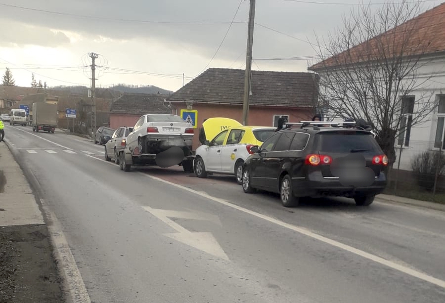 Accident în lanț, pe DN14. O femeie a fost rănită
