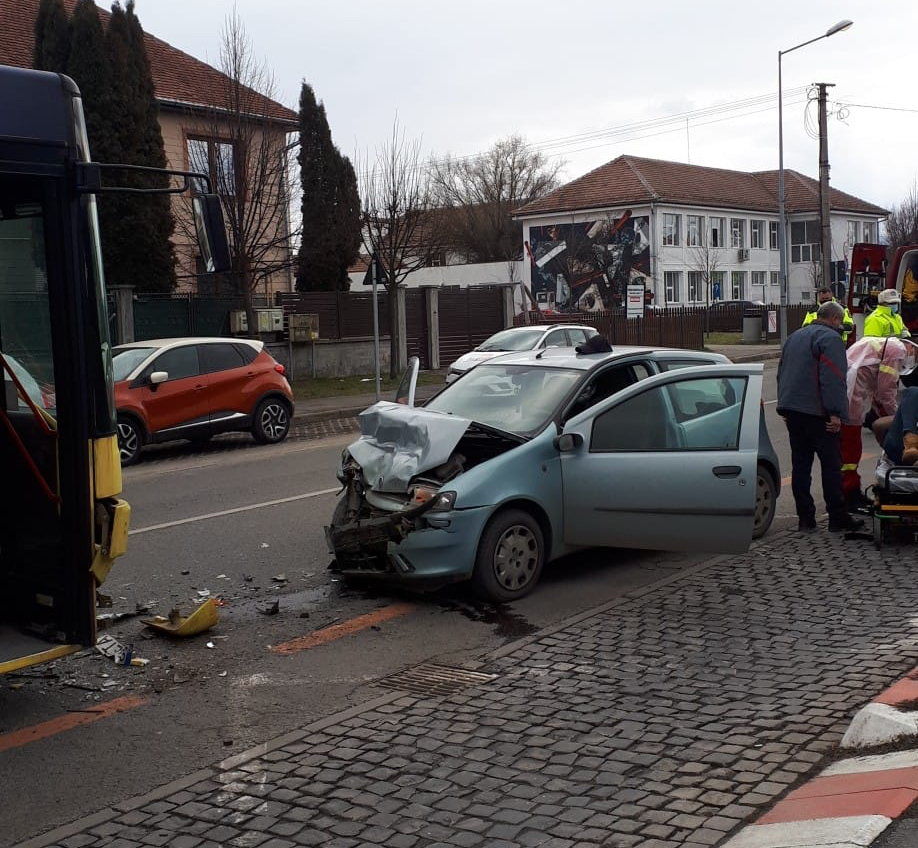 ACTUALIZARE - Autobuz Tursib implicat într-un accident frontal. Din fericire, nu avea călători