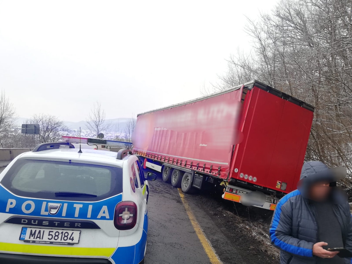 Un TIR a ieșit parțial de pe carosabil, pe Valea Oltului