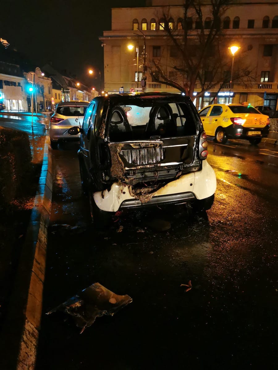 FOTO - O mașină a luat foc, în apropiere de Farmacia 24