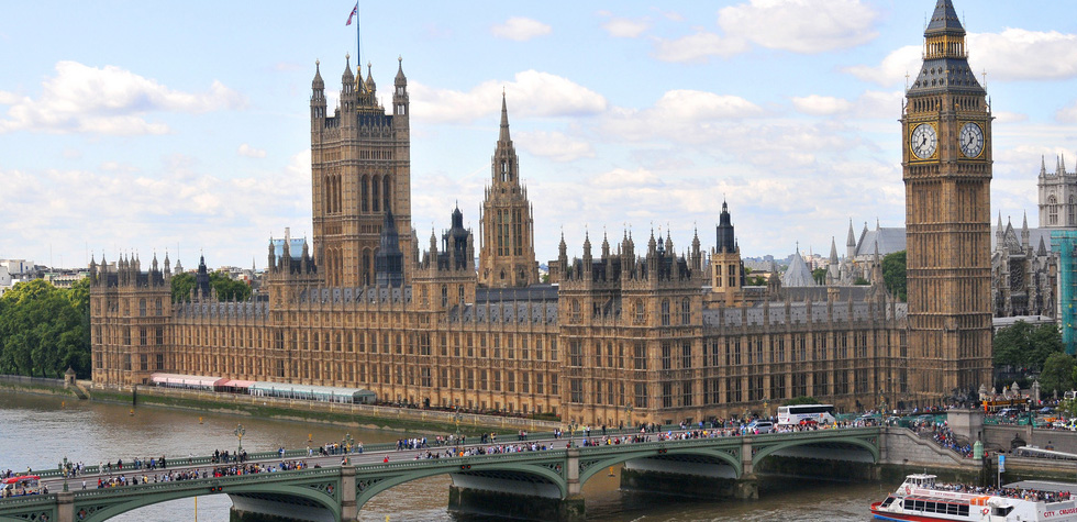 Boris Johnson anunță închiderea școlilor și lockdown total pentru Anglia