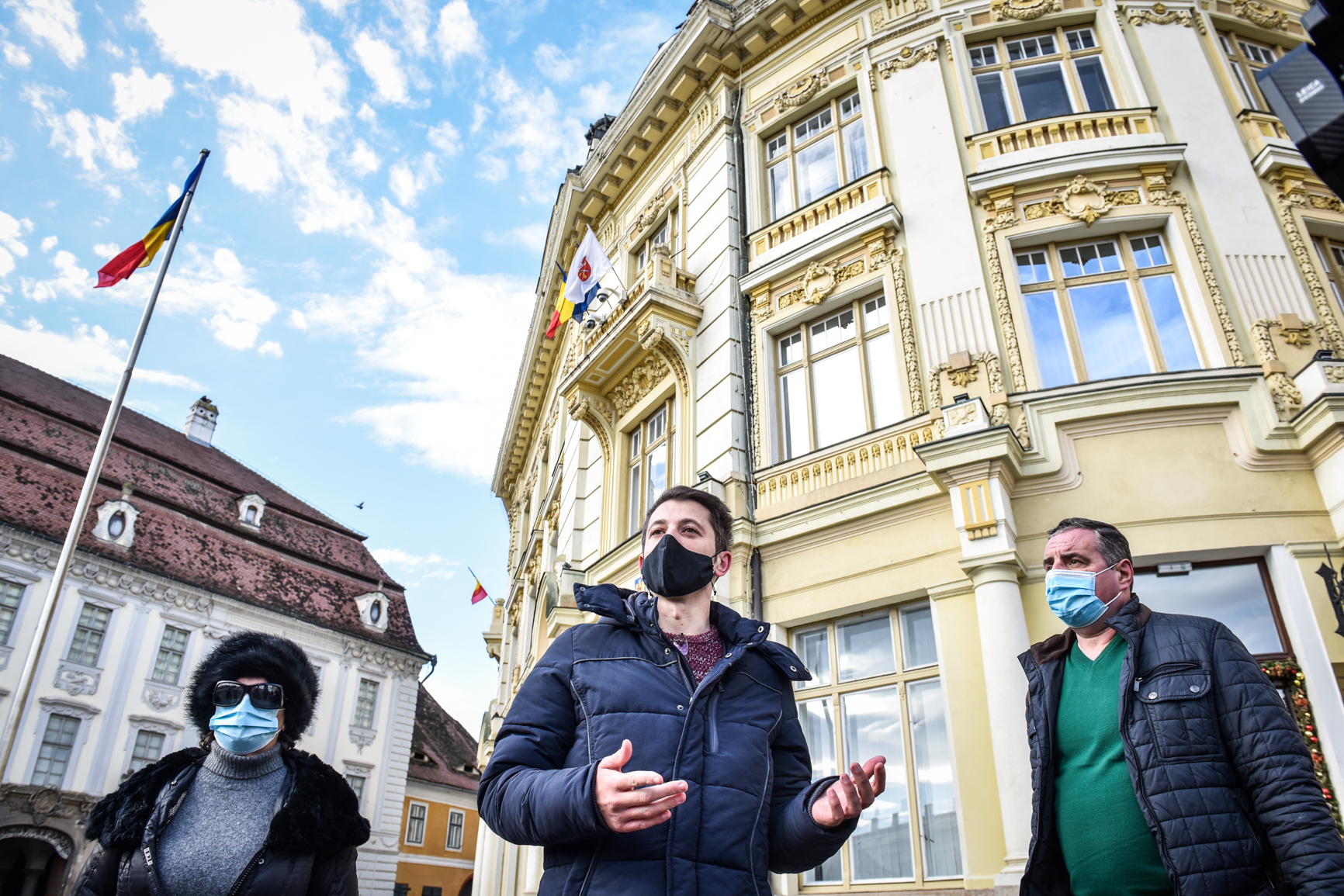 VIDEO Protest spontan în Piața Mare împotriva taxei de salubrizare. ”Ne reîntâlnim duminică și toate pancartele le aruncăm pe jos”