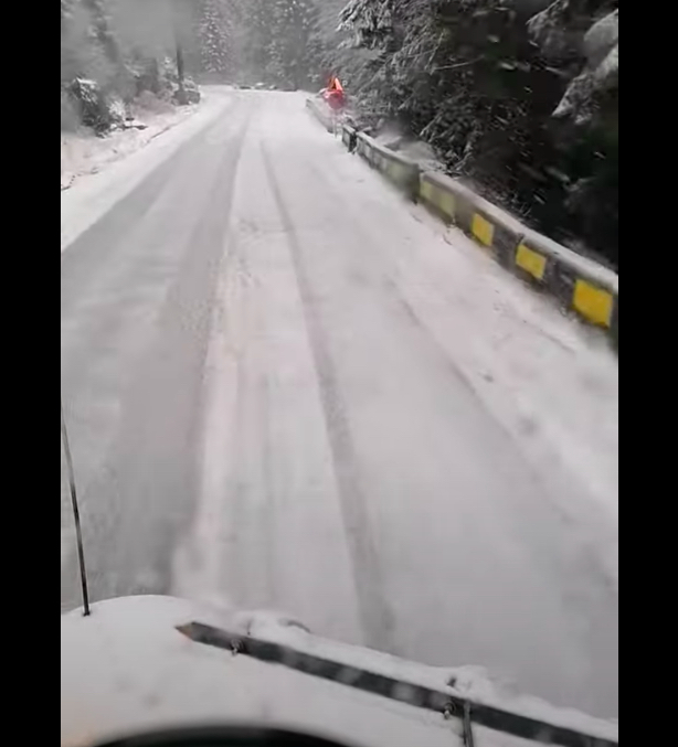 Peste 90 de tone de sare răspândite noaptea trecută pe drumurile Sibiului