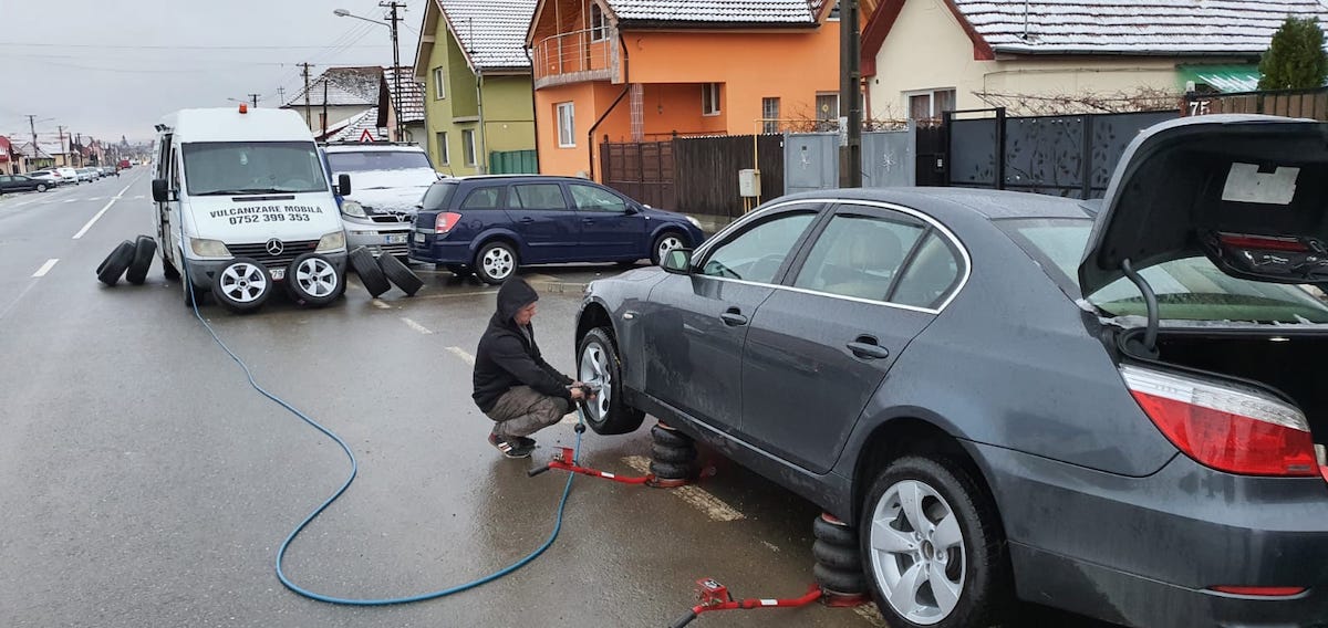 FOTO VIDEO Doi tineri se ocupă de anvelopele sibienilor, oriunde și la orice oră