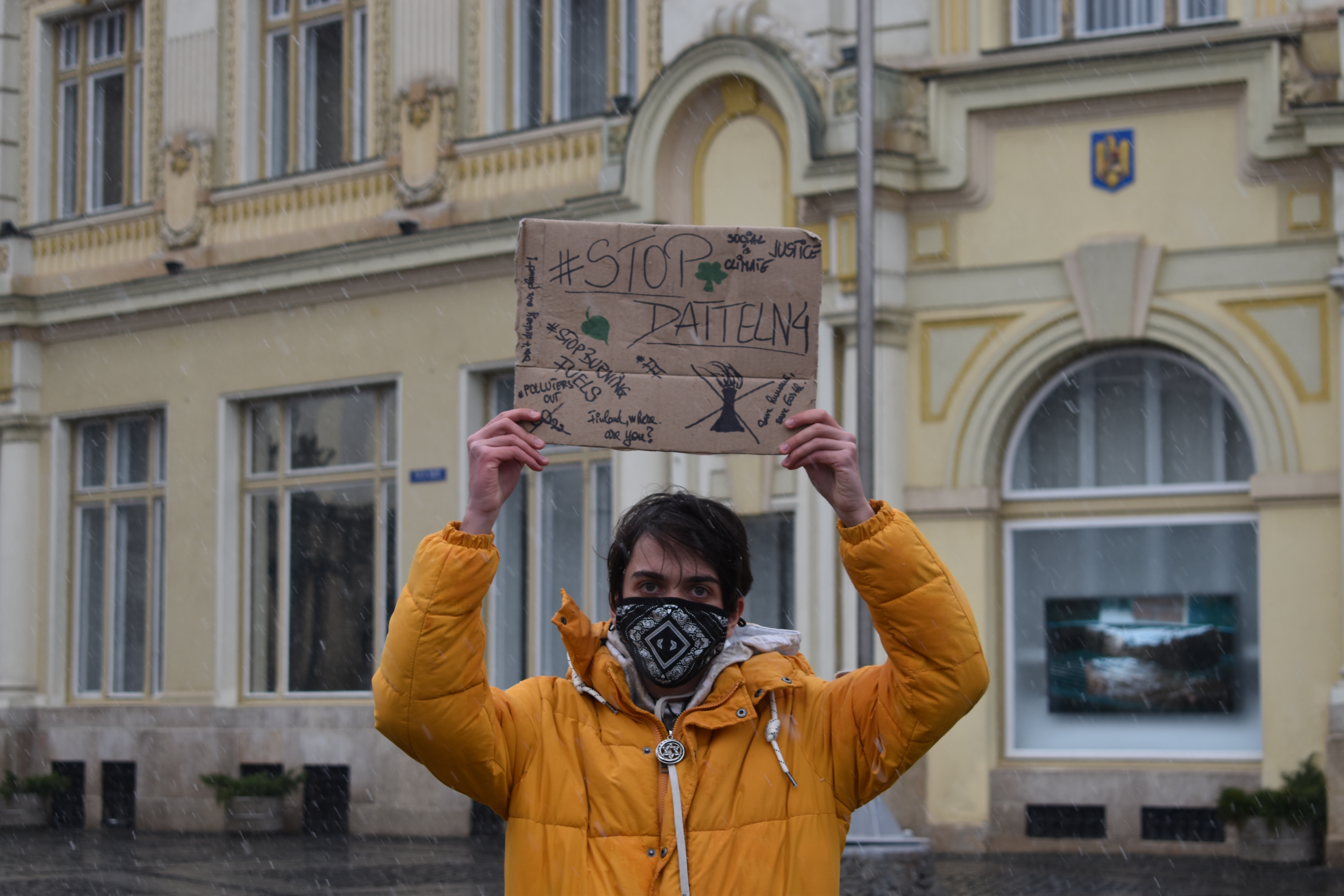 FOTO Protest în Piața Mare pe tema crizei climatice al celor de la Fridays For Future Sibiu