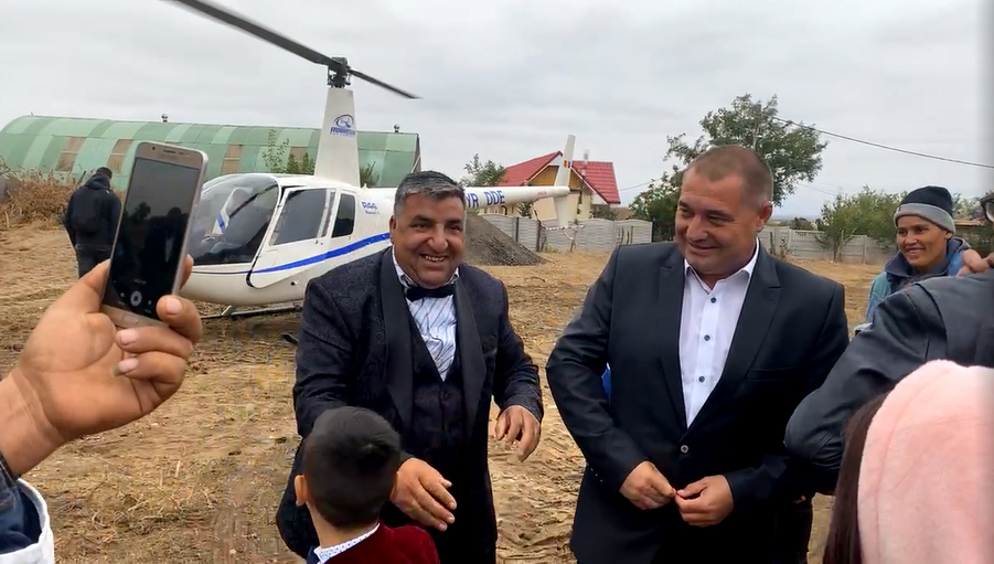 VIDEO. Primar din Dolj, dus la nuntă cu elicopterul. Era naș -„Nu vă e teamă că o să cadă astea acolo jos?”/ „Să fie ăsta norocul meu, Mițo!”