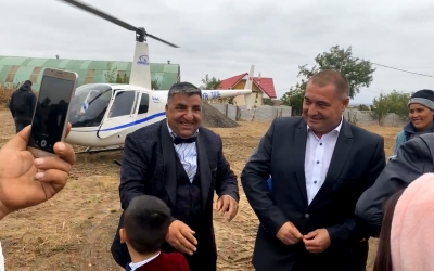 VIDEO. Primar din Dolj, dus la nuntă cu elicopterul. Era naș -„Nu vă e teamă că o să cadă astea acolo jos?”/ „Să fie ăsta norocul meu, Mițo!”
