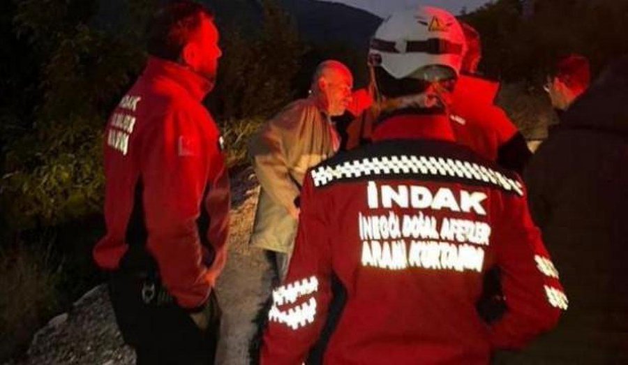 Un bărbat dat dispărut s-a alăturat echipei de salvatori și a ajutat la căutarea lui: „Pe cine căutăm? Sunt aici”