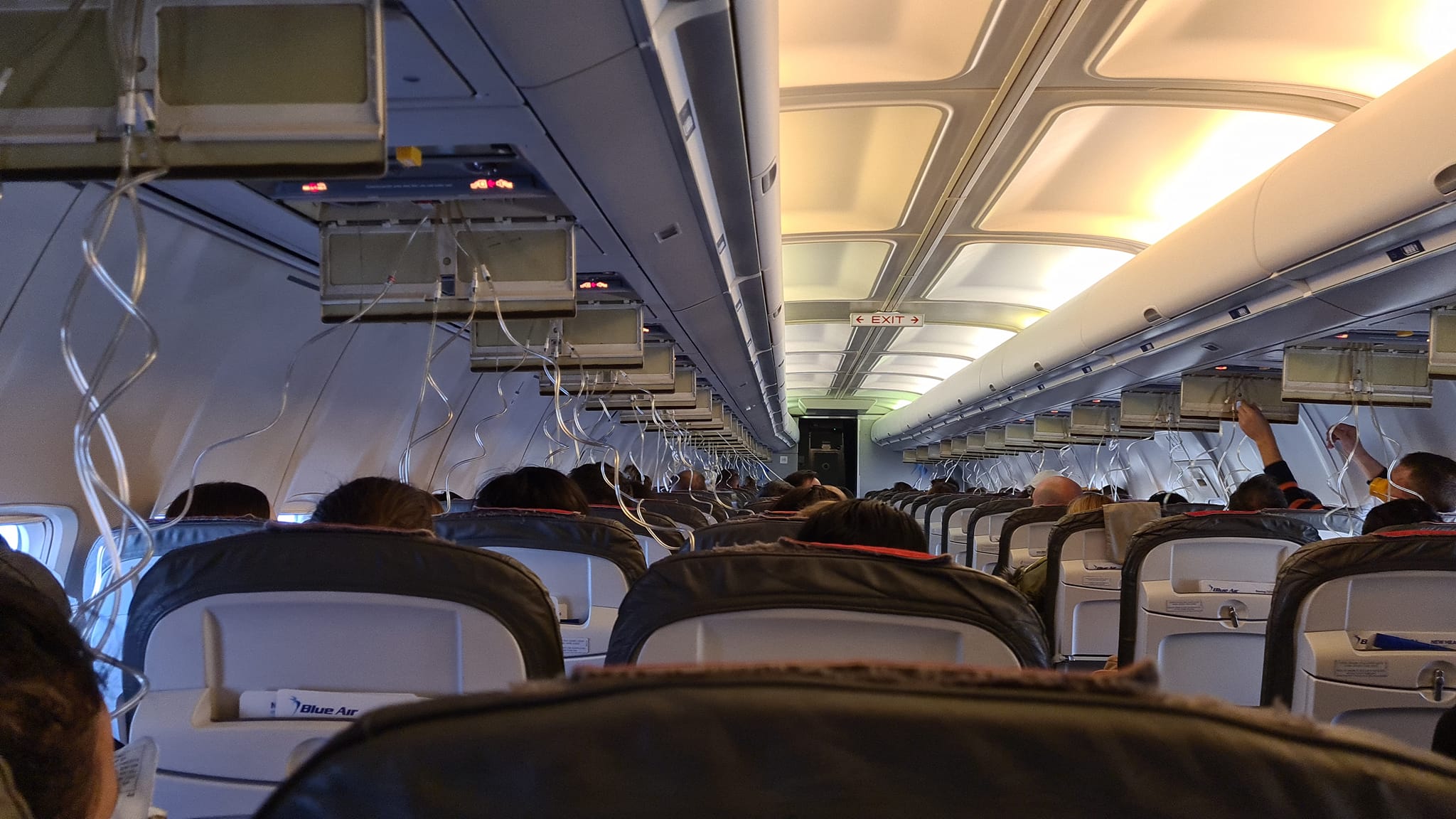 VIDEO Un avion Blue Air s-a depresurizat înainte de aterizare la București. Măștile de oxigen s-au activat