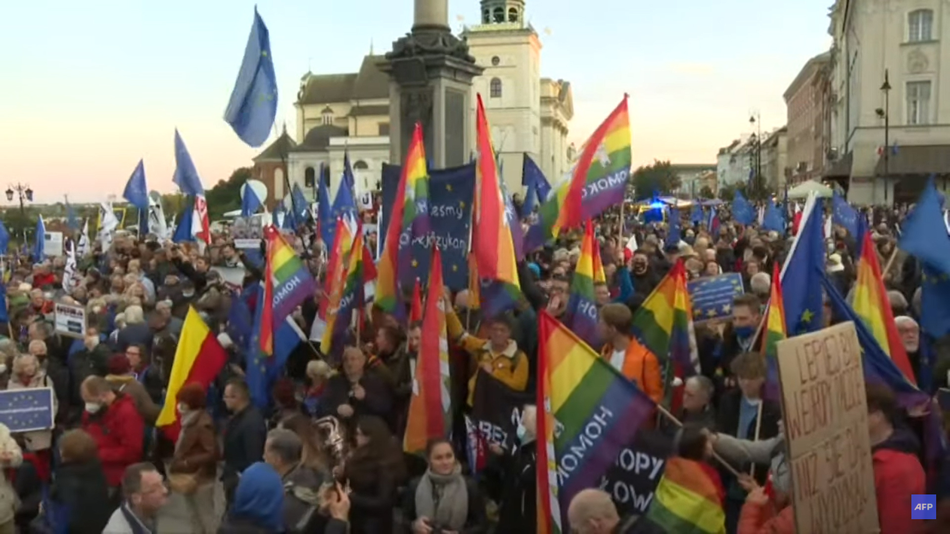 Zeci de mii de polonezi au ieșit în stradă de teama unui Polexit