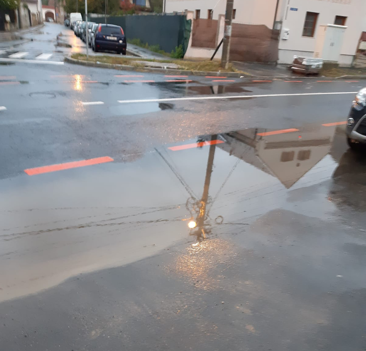 Sibieni nemulțumiți de modernizarea str. Podului: Când plouă băltește apa la poartă sau ne intră în curți