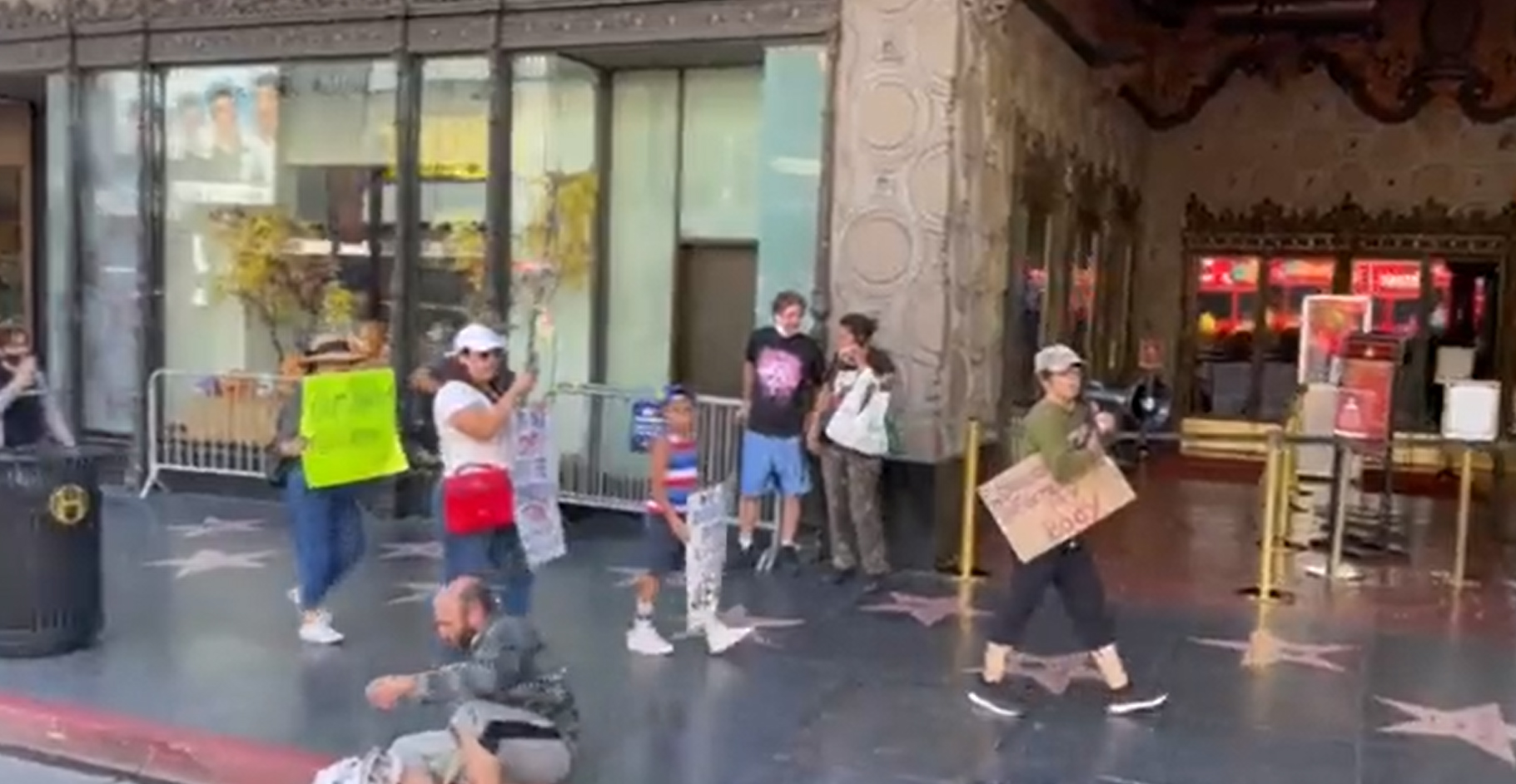 Video viral. Manifestantă anti-vaccin: De ce oamenii străzii n-au murit de COVID? / Persoană fără adăpost: Pentru că sunt vaccinat, idioato!