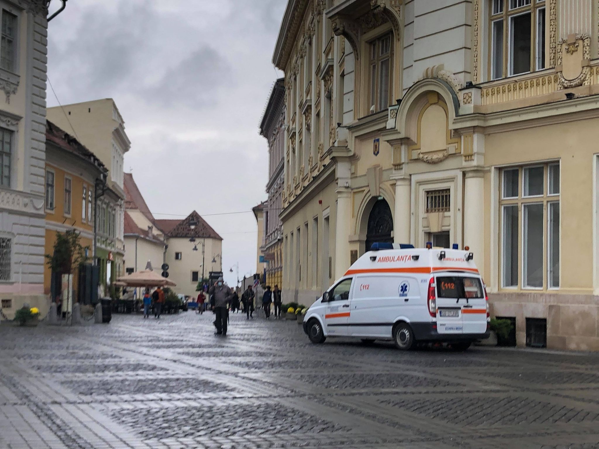 Intervenție a Ambulanței la Primăria Sibiu. O angajată a leșinat