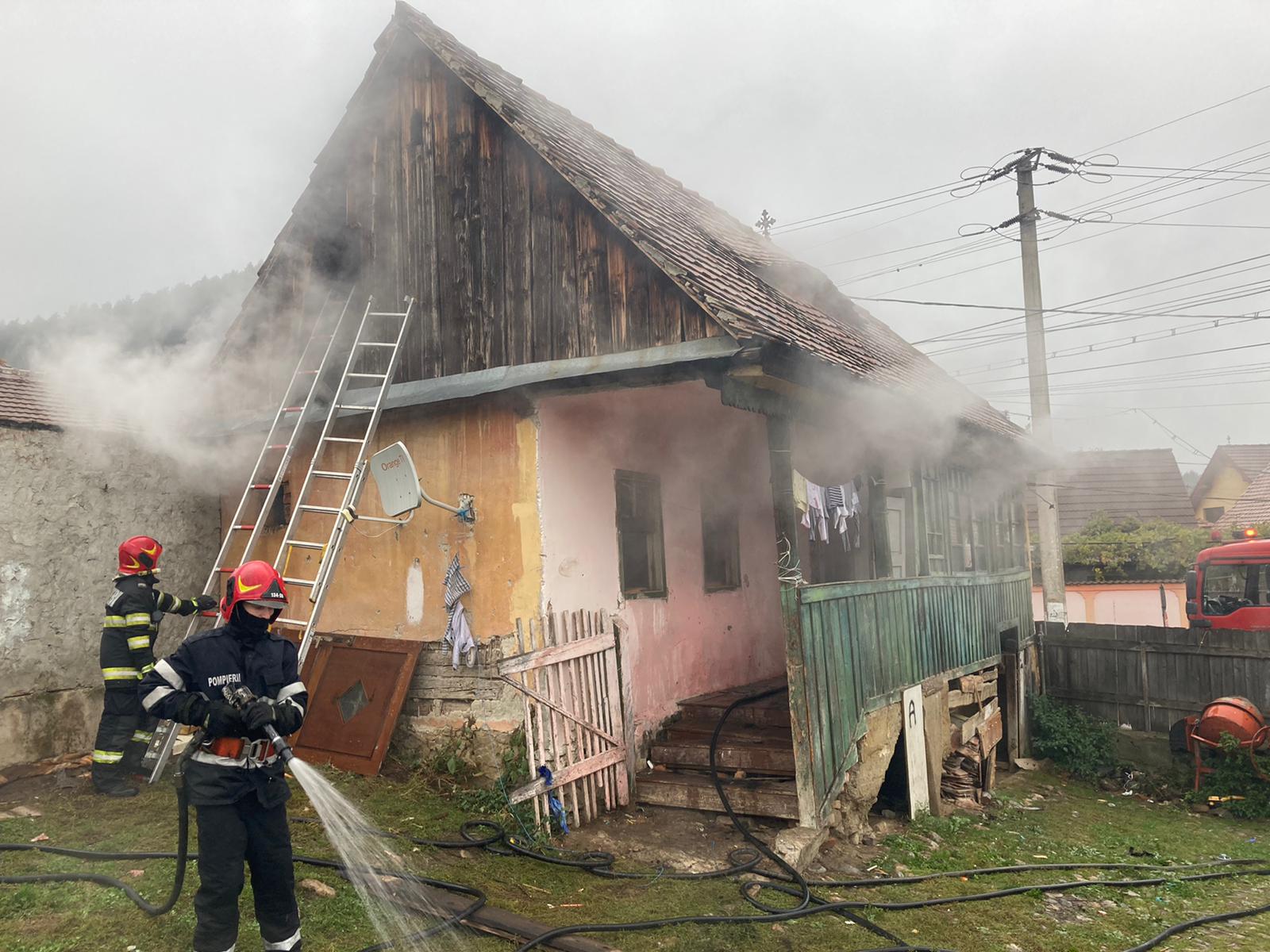 O cameră dintr-o casă din Rășinari a ars în totalitate. Cauza: o sobă supraîncălzită